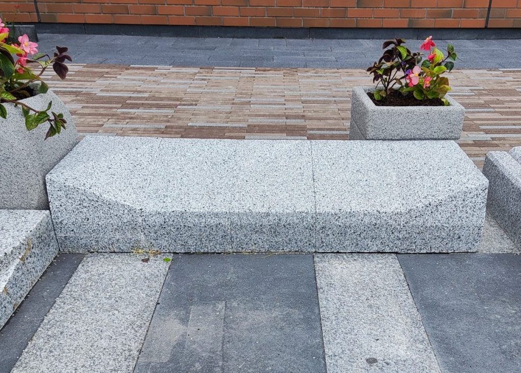 KERBSTONE GRANITE CAR ENTRY LEFT/RIGHT STONE 300x260x500
