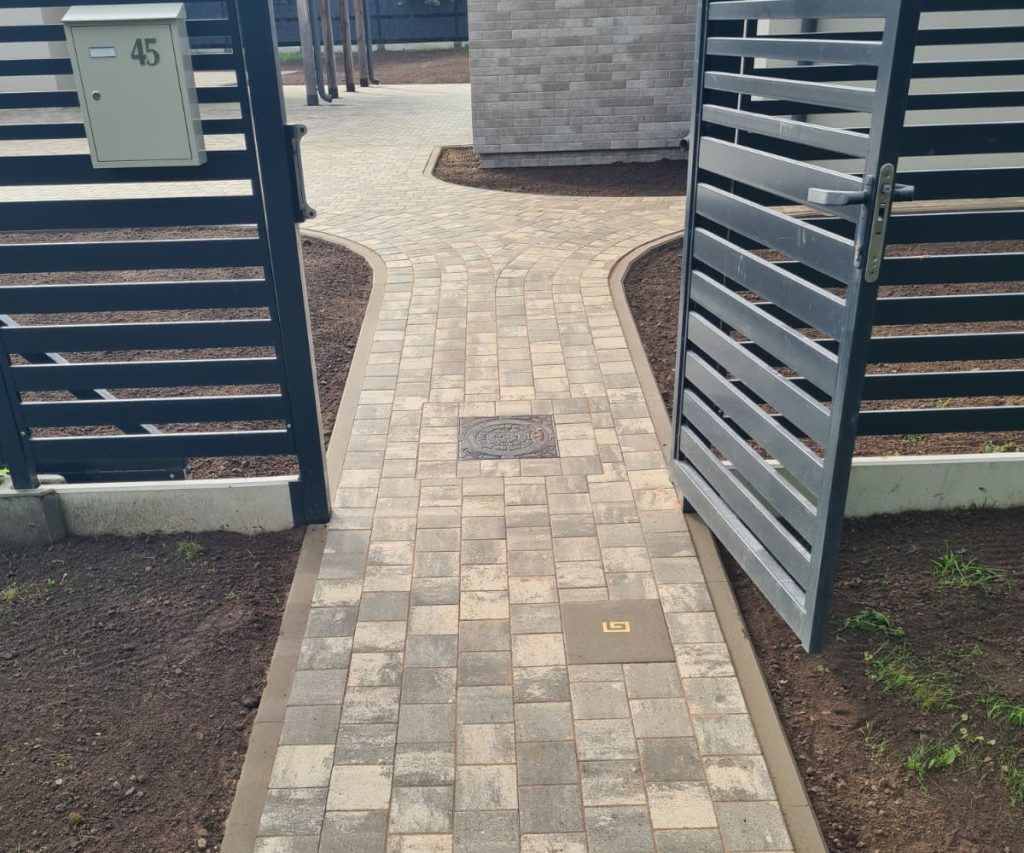 DEKOR 150 MODERN SILVER LIGHT AND KERBSTONE 8 GREY