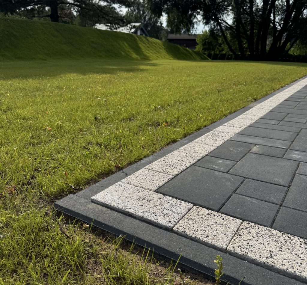SCANDINAVIAN MOSAIC 6 BLACK AND SCANDINAVIAN MOSAIC 6 WHITE MARBLE (SIGNATURE), KERBSTONE 8 BLACK