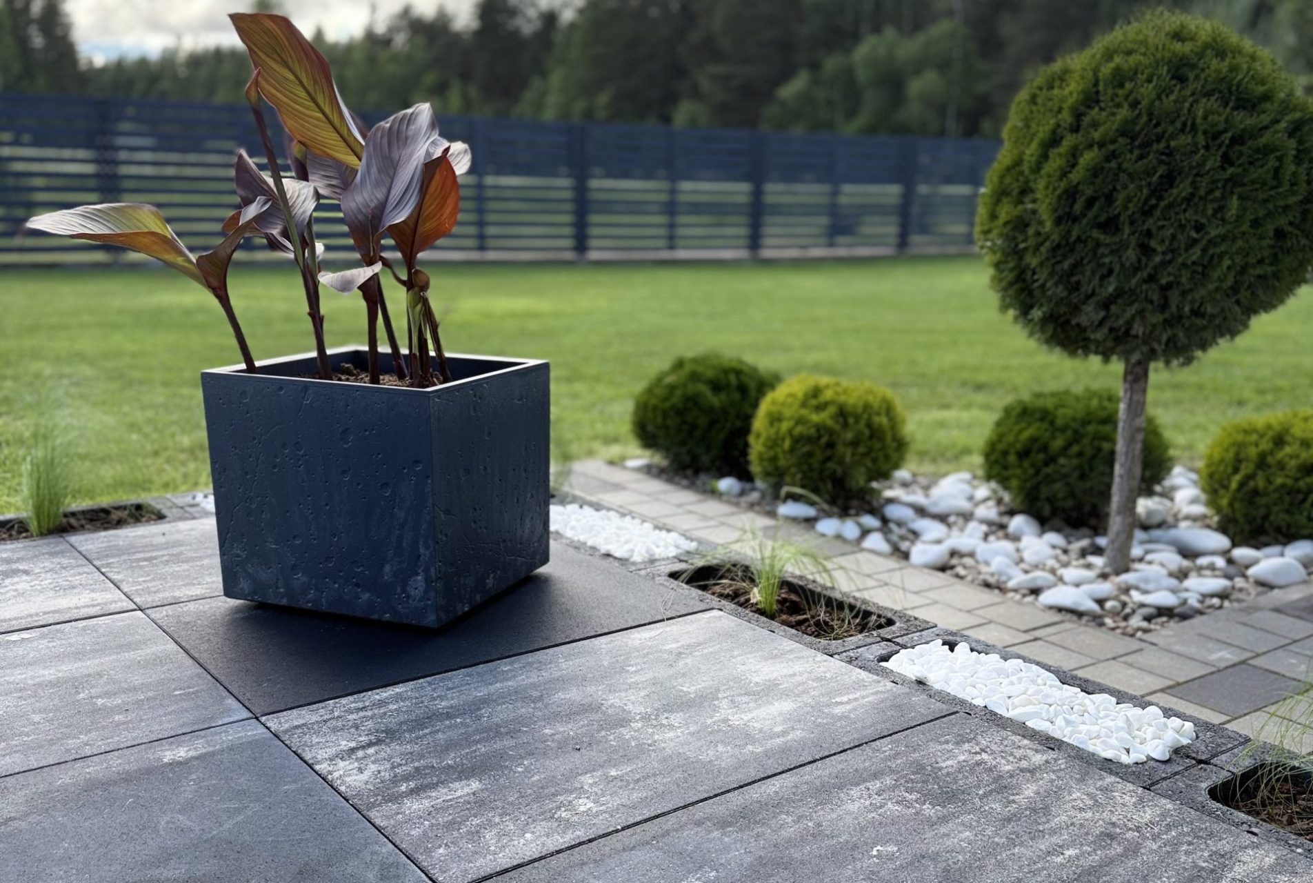 DEKOR BRIKERS MODERN SILVER AND FLORA CUBE BLACK